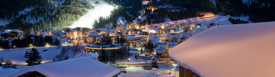 Blick auf Ischgl und die beleuchtete Talabfahrt (Nr. 1)