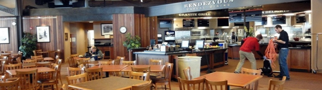 Rustikal und geschmackvoll eingerichtet: Das Rendezvous im Gebäude der Bridger Restaurants an der Bergstation der gleichnamigen Gondelbahn!