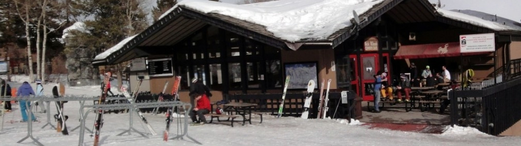Beliebter Treffpunkt nach Liftschluss: Nick Wilson's Cowboy Café an der Talstation der Luftseilbahn "Tram"!