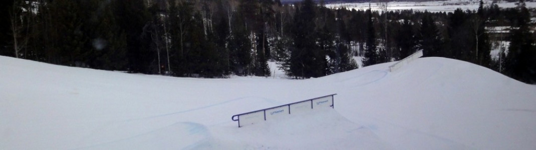 Kicker und Rails wechseln sich ab im Funpark am Eagle's Rest Sessellift.