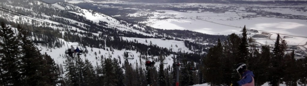 Blick vom Thunder Quad Chair Sessellift hinunter ins Tal!