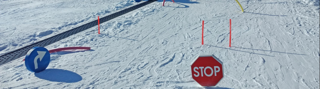 In Flaxi's Kleinkinder Skiwiese werden die Skizwerge von Skilehrern bestens betreut.