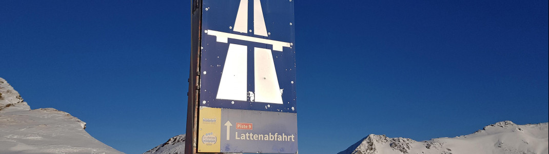 Ein Autobahnschild am Anfang der Lattenabfahrt.