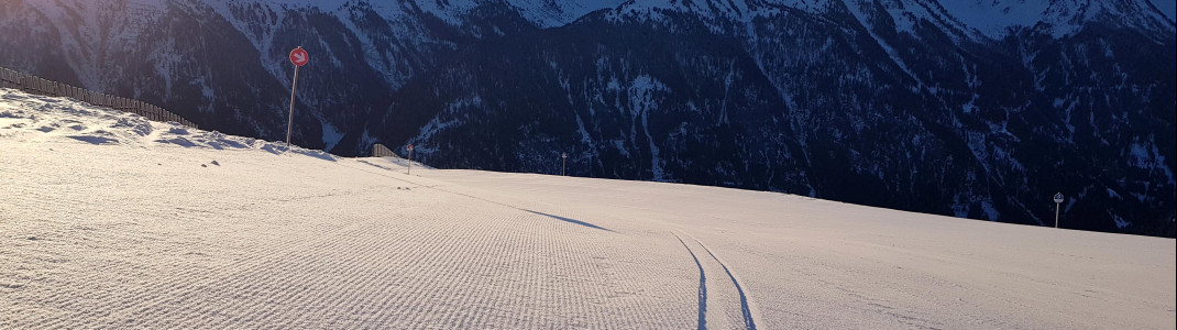 Beim Early Bird Skiing genießen Skifahrer unberührte Pisten.