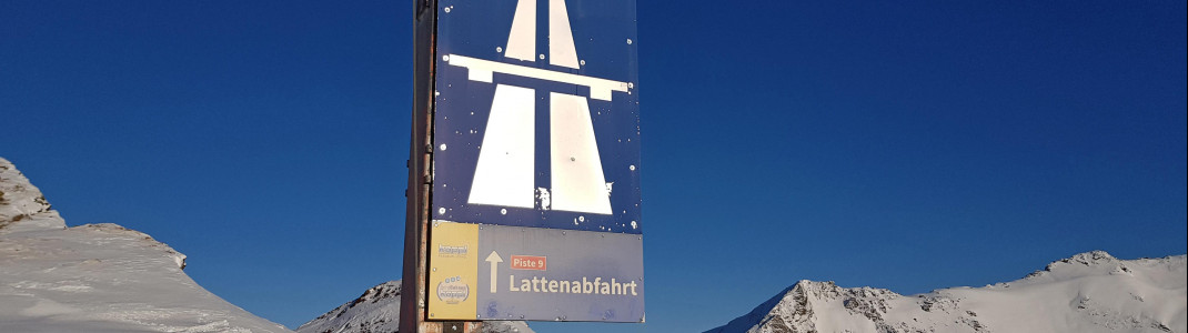 Den Einstieg in die Lattenabfahrt kennzeichnet ein großes Autobahnschild.