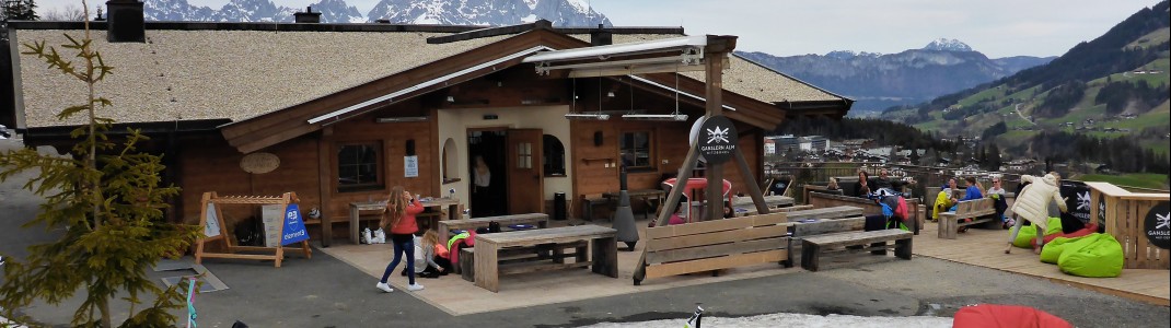 Die Ganslernalm lädt an der Streifabfahrt zum Après-Ski ein