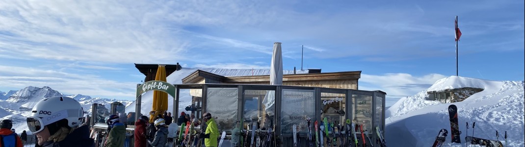 Die Steinbergkogel/Gipfl Bar begeistert mit schöner Aussicht auf das Skigebiet. Hier kann man in ein paar wenigen Liegestühlen die Sonne genießen.