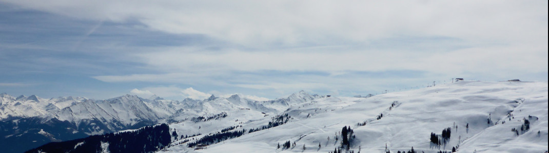 Skifahren vor beeindruckender Bergkulisse - Ausblick von der Bergstation Trattenbach