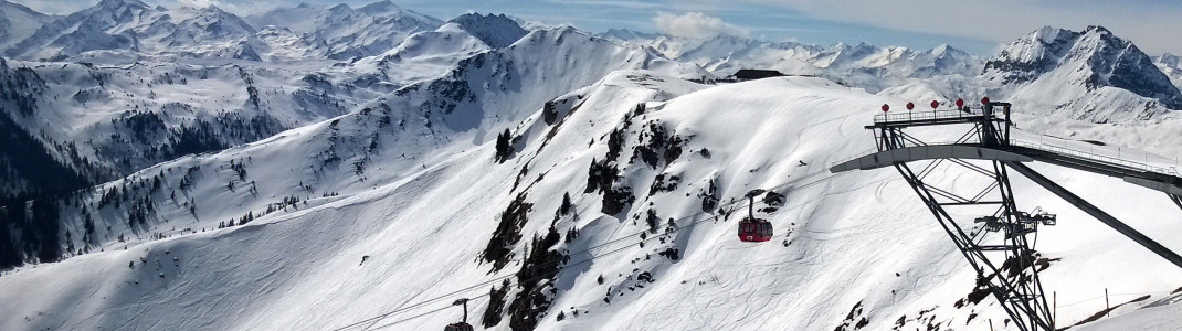 Moderne Lifte wie die 3S bringen Skifahrer bergwärts