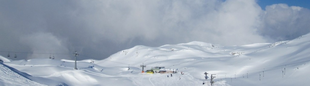 Unterer Teil der kurzen blauen Abfahrt von der Bergstation zu Übungslift und Sessellift.