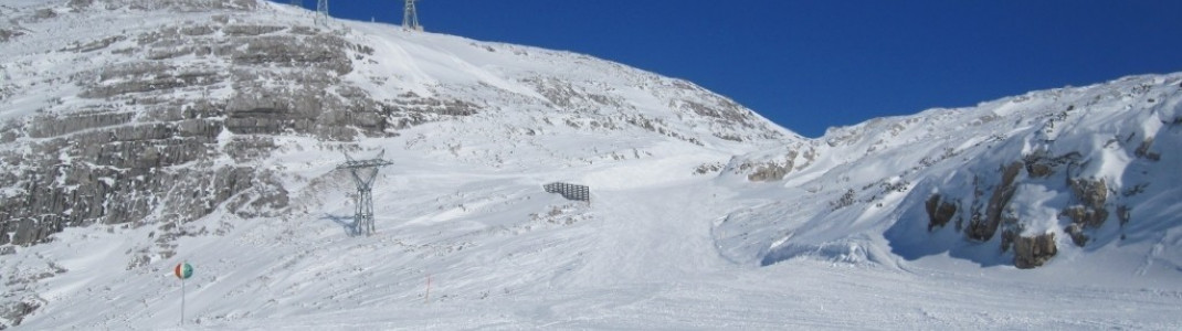 Blick auf die blaue Piste unter der Dachstein Krippensteinbahn III!