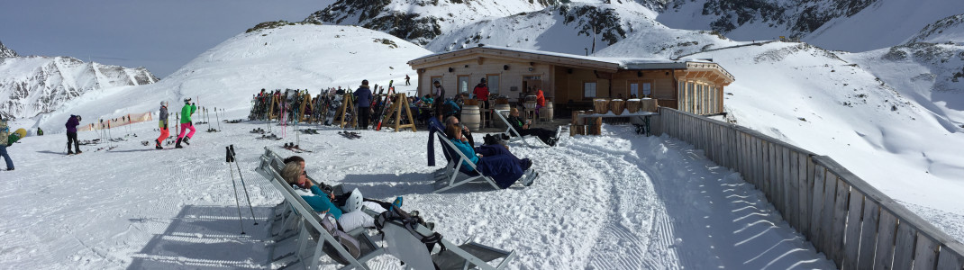 Die Dreiseenhütte lädt mit Sonnenstühlen und hochprozentigem zu einem Après Ski Einkehrschwung ein