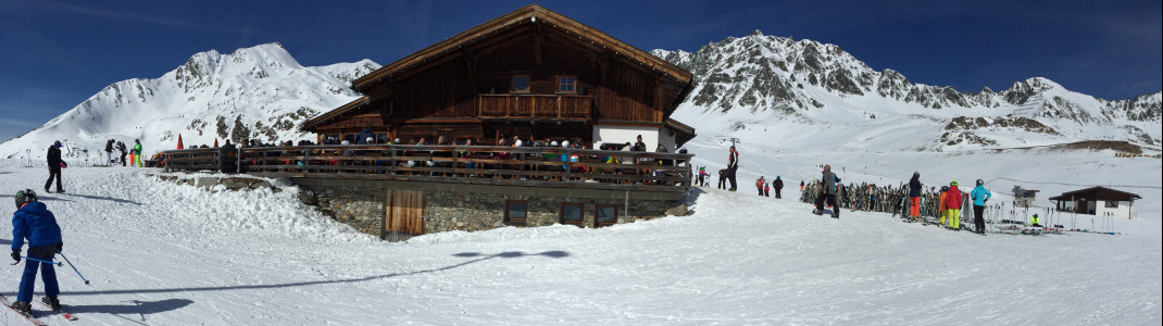 Die Zum Kaiser Maximilian Hütte ist die einzige Anlaufstation auf der Südseite des Skigebiets Kühtai