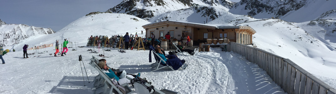 Die DreiSeenHütte ist klein aber fein und bietet etwas Après Ski Feeling gepaart mit gemütlichem Sonnenbaden