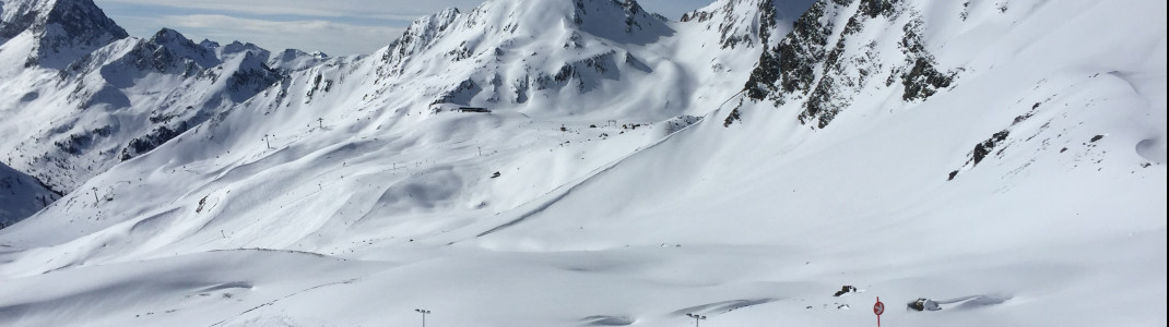 Oberhalb der Baumgrenze ist viel Neuschnee und hochalpines Gelände an der Tagesordnung