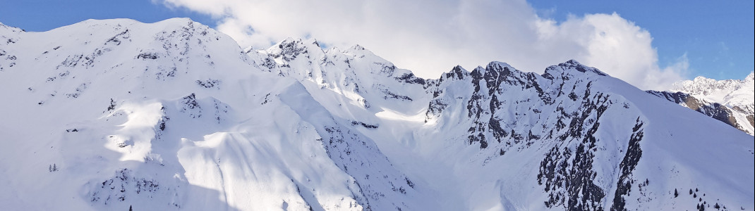 Durch die Lage am Alpenhauptkamm gilt das Skigebiet als schneesicher.