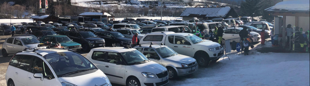 Im Tal gibt es einen kostenlosen Parkplatz mit freundlichen Parkplatzeinweisern.