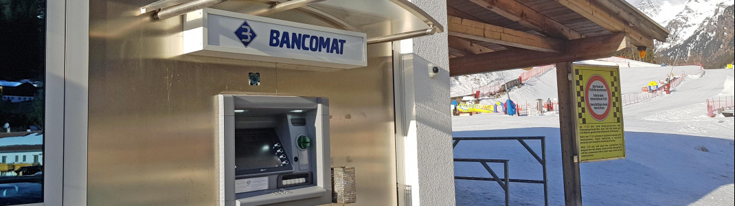 Direkt am Parkplatz ist ein Bankautomat.