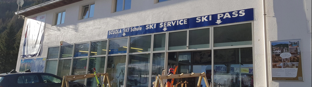 Die Beschilderung am Hauptgebäude ist sehr übersichtlich.