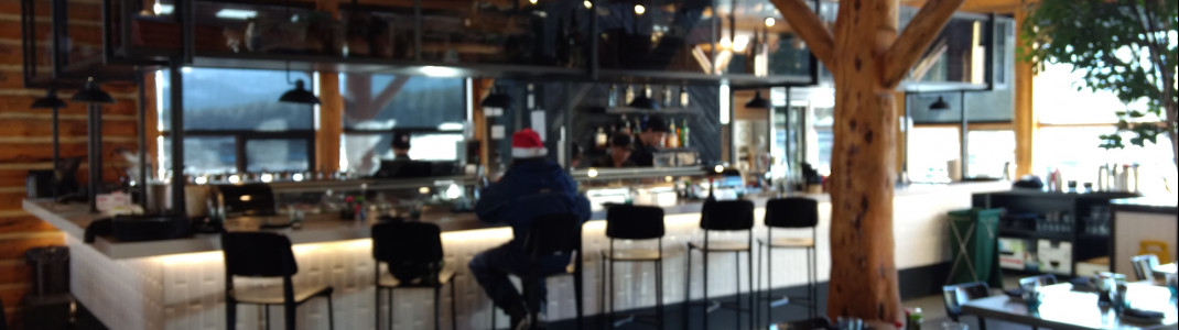 Gemütlich ein Bierchen trinken funktioniert in Lake Louise tadellos