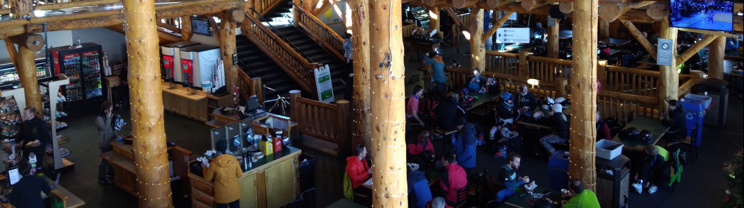 Im Talbereich befindet sich auch der Ten Peaks Food Court, bei dem man Essen ohne viel Schnickschnack bekommt