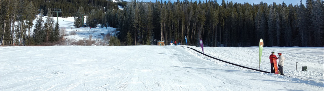 Auf der breiten Piste des Übungsgeländes können Familien mit kleinen Kindern problemlos Skifahren üben