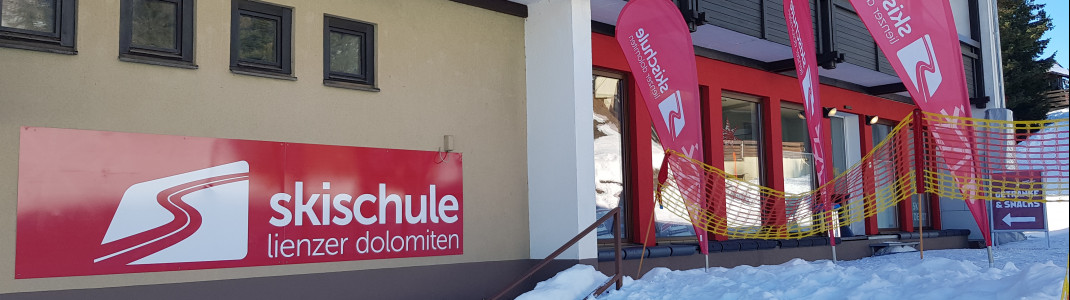 Das Skischulgebäude befindet sich bei der Bergstation der Zettersfeld-Gondelbahn.