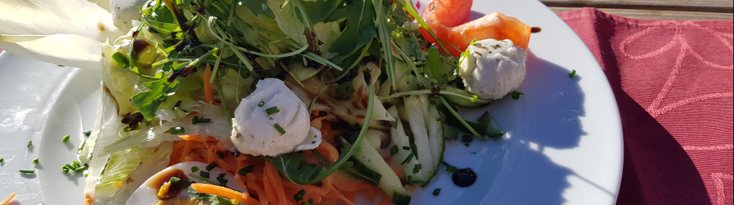 Frischer Salat mit Ziegenkäse bei Mecki's.