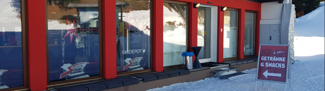 Skischule und Skidepot an der Bergstation der Zettersfeld-Gondelbahn