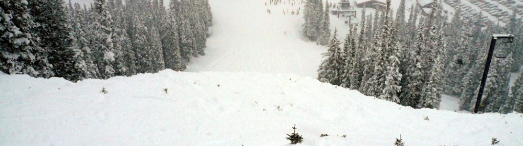 Cat’s Meow-Piste mit Blick hinab zu den Anlagen im Loveland Basin