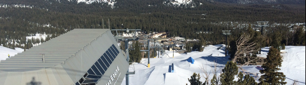 Blick vom Thunder Bound Express auf die Rail-Line des Main Parks.
