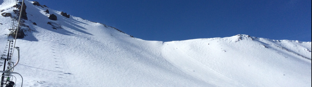 Blick von Chair 23 auf die schwarze Abfahrt Scotty's, die von Freeride Hängen flankiert wird.