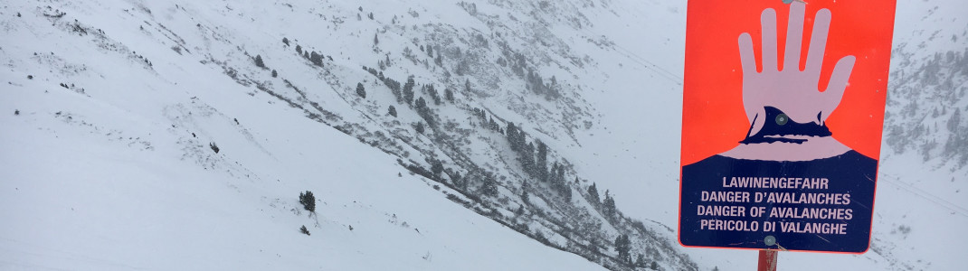 Wer abseits der Pisten unterwegs ist, sollte unbedingt vorher die Lawinengefahr im Skigebiet checken.