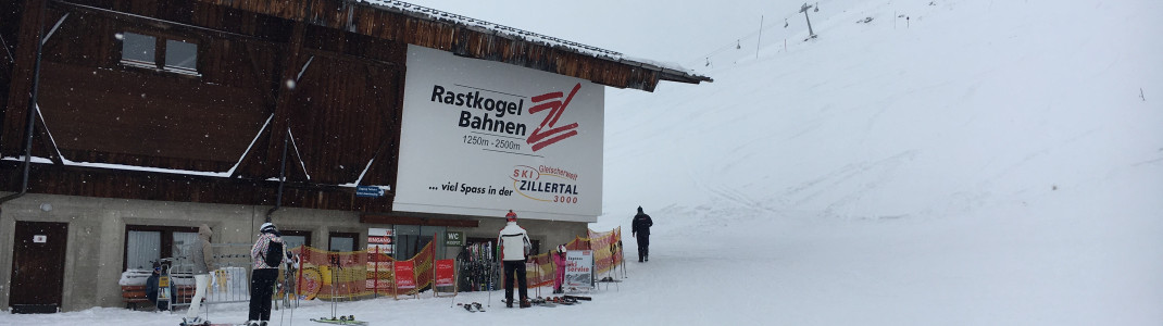 Einen Skiservice und -verleih gibt es an vielen Bergstationen der Gondelbahnen im Skigebiet - auch hier an der Rastkogelbahn.