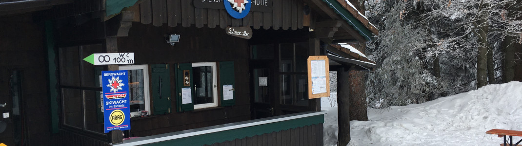 Auch bei der Diensthütte der lokalen Bergwacht lässt sich günstig ein kleiner Glühwein genehmigen