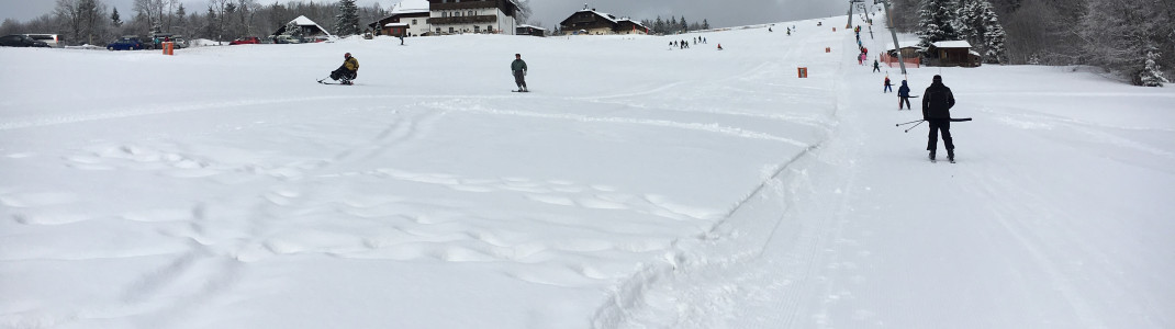 Die begrenzten Powdermöglichkeiten werden so gut es geht an den Pistenrändern ausgenutzt