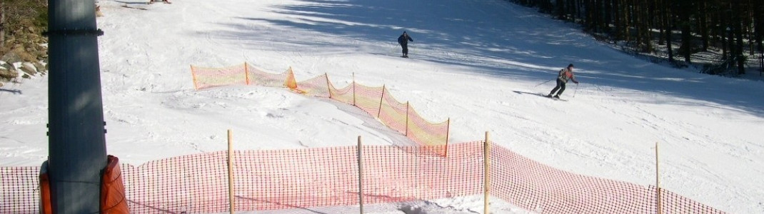 Eine Doppelsesselbahn befördert Wintersportler auf den großen Almberg