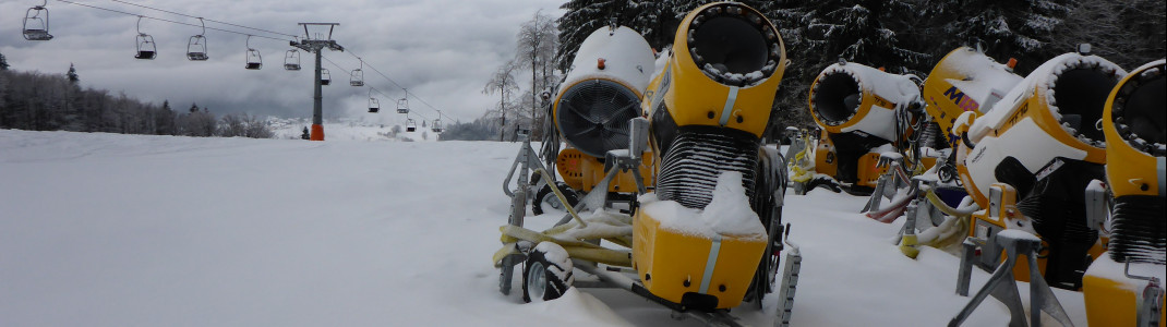 Bei schlechter Naturschneelage steht eine Armada mobiler Schneekanonen bereit