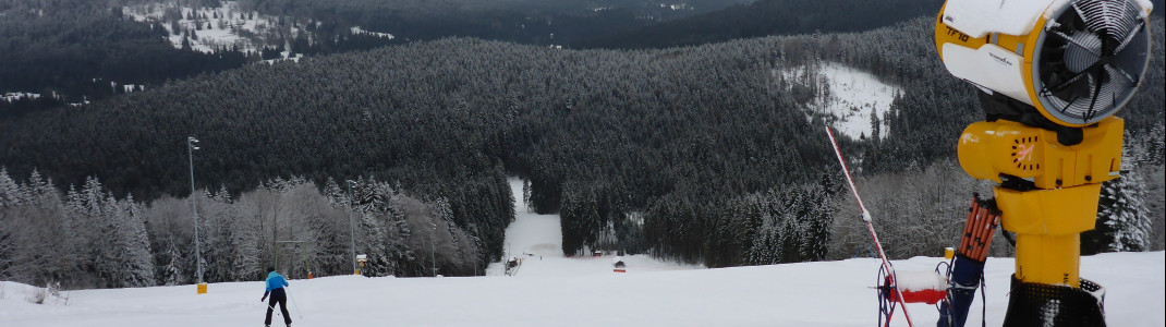 Am Kießlinger Hang ist auch eine fest verbaute Schneekanone vorhanden