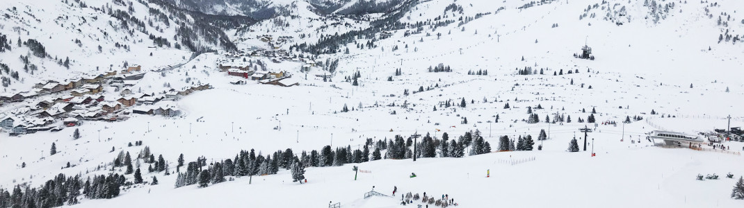 Ganz rechts im Bild die Bergstation Edelweissbahn, dahinterliegend die Edelweissalm, in der legendäre Après-Ski-Partys steigen