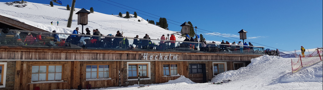 Die Hochalm ist ein beliebter Treffpunkt im Skigebiet.
