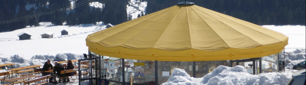 Die Schirmbar "Die Weltcup Bar" ist die einzige im Skigebiet - dafür im Tal