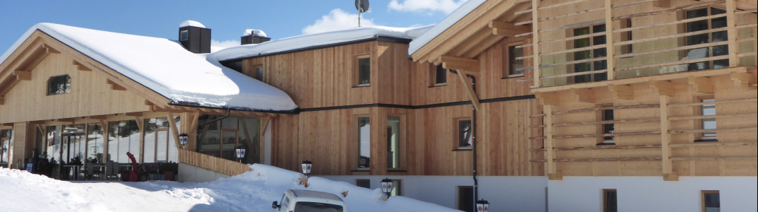 Viele Unterkünfte in Obertilliach, wie hier das Almfamily-Hotel, befinden sich direkt an der Piste - Ski in - Ski out.