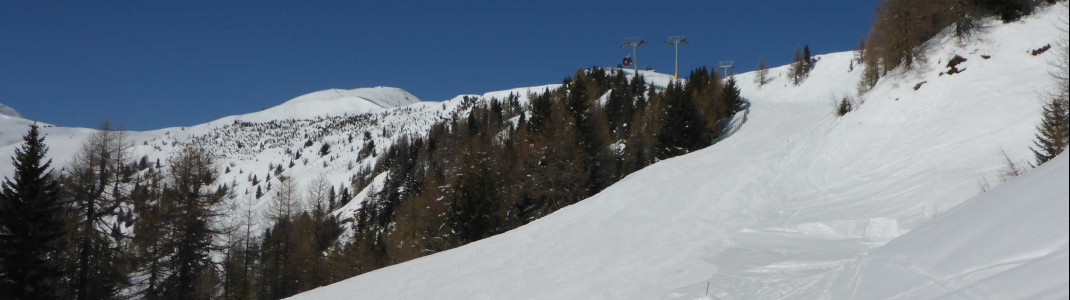 Die rote Dorfabfahrt zählt schon zu den schwereren Passagen im Skigebiet Obertilliach