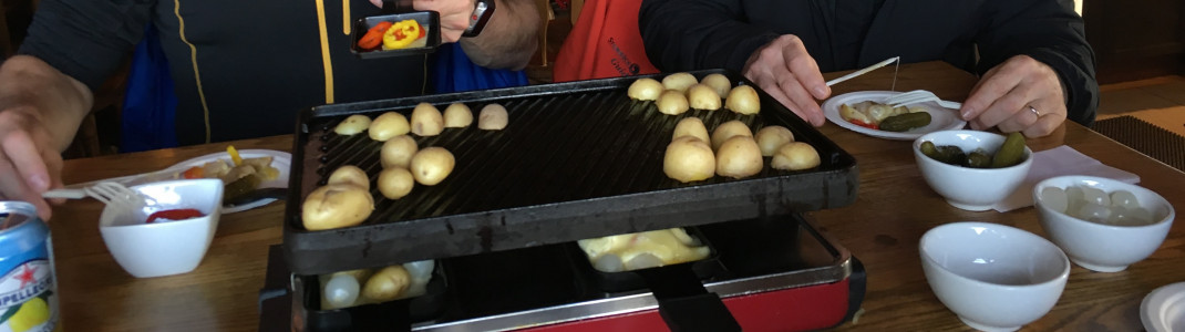 In der Elkhorn Cabin wird traditionelles Schweizer Raclette angeboten.