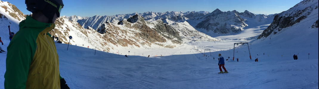 Blick auf die blaue Mittagskogelpiste, eine von drei einfachen Pisten am Gletscher.