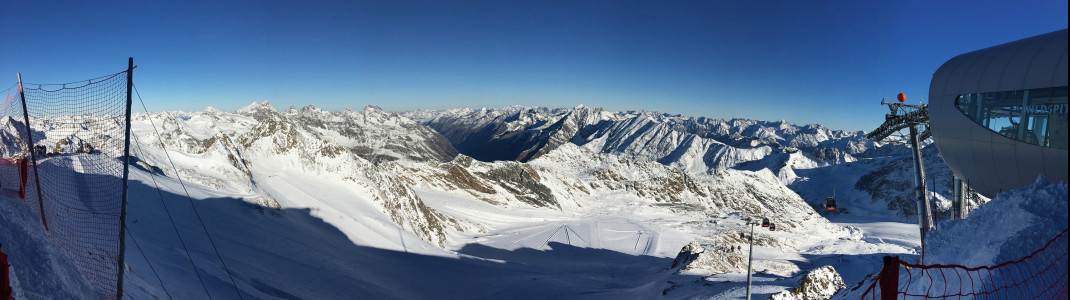 An der Bergstation der Wildspitzbahn: Blick vom höchsten Punkt über das Gletscherskigebiet!