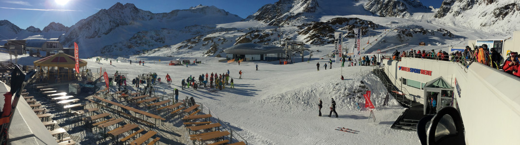 Blick über das Skigebiet von der Bergstation des Gletscherexpress