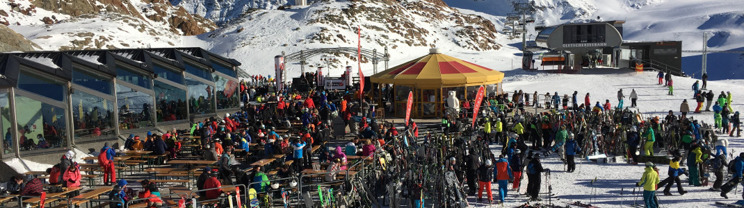 Einkehrschwung und Après Ski Treffpunkt: Sonnenterrasse des Kristall Bergrestaurants mit Schirmbar