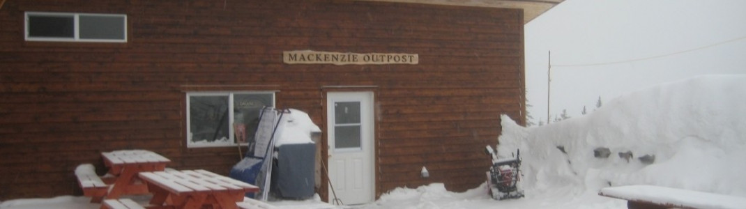 Selbstverpfleger-Hu&#776;tte mit Kiosk "Mackenzie Outpost" an der Bergstation der "Revelation"-Gondel!